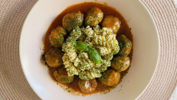 RECEPT: Ћуфте у парадајз сосу са интегралном тестенином