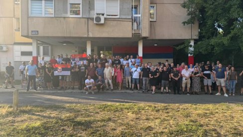 SLIKA PONOSA: U Limanu opet trobojka - pravi rodoljubi oslikali boje naše zemlje u novosadskom naselju SLIKA PONOSA: U Limanu opet trobojka - pravi rodoljubi oslikali boje naše zemlje u novosadskom naselju