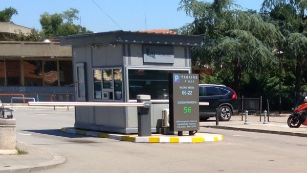 ПОМОЋ ВОЗАЧИМА: На затвореним паркинзима постављени инфо-панели ПОМОЋ ВОЗАЧИМА: На затвореним паркинзима постављени инфо-панели