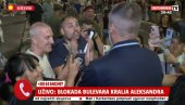 ZGUBIDANI NASTAVLJAJU DA TERORIŠU BEOGRAĐANE: Blokaderi zaustavili saobraćaj na Bulevaru i napadali novinara (VIDEO) ZGUBIDANI NASTAVLJAJU DA TERORIŠU BEOGRAĐANE: Blokaderi zaustavili saobraćaj na Bulevaru i napadali novinara (VIDEO)