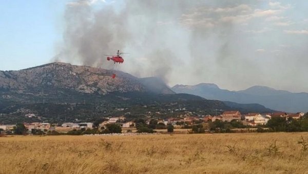 ВАТРЕНИ ОБРУЧ ОКО ПОДГОРИЦЕ: Пожари на више фронтова, јак ветар носи дим и прети ширењу ватре ВАТРЕНИ ОБРУЧ ОКО ПОДГОРИЦЕ: Пожари на више фронтова, јак ветар носи дим и прети ширењу ватре