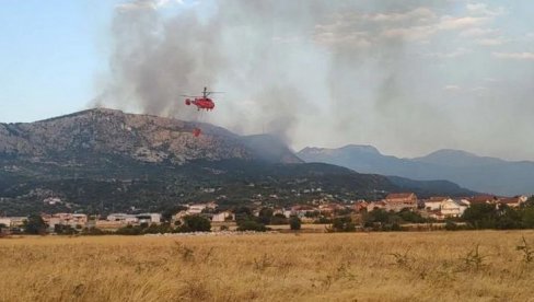 ВАТРЕНИ ОБРУЧ ОКО ПОДГОРИЦЕ: Пожари на више фронтова, јак ветар носи дим и прети ширењу ватре ВАТРЕНИ ОБРУЧ ОКО ПОДГОРИЦЕ: Пожари на више фронтова, јак ветар носи дим и прети ширењу ватре