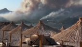 DIM PREKRIO NEBO, GORI CELO BRDO: Dramatični prizori sa popularne plaže u Crnoj Gori (VIDEO)
