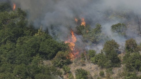 ПРВА ЖРТВА ПОЖАРА У ЦРНОЈ ГОРИ: Војник погинуо током гашења ватре, други тешко повређен ПРВА ЖРТВА ПОЖАРА У ЦРНОЈ ГОРИ: Војник погинуо током гашења ватре, други тешко повређен