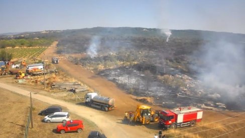 ОДБРАЊЕНО ЈЕ ДЕСЕТАК КУЋА: Локализован пожар у Костолу код Кладова - Огласио се МУП Србије (ФОТО) ОДБРАЊЕНО ЈЕ ДЕСЕТАК КУЋА: Локализован пожар у Костолу код Кладова - Огласио се МУП Србије (ФОТО)
