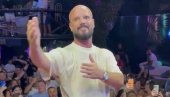 БИЛО ЈЕ ТЕШКО, АЛИ ЊИХОВА ЕНЕРГИЈА: Бобан Рајовић певао под високом температуром (ФОТО) БИЛО ЈЕ ТЕШКО, АЛИ ЊИХОВА ЕНЕРГИЈА: Бобан Рајовић певао под високом температуром (ФОТО)