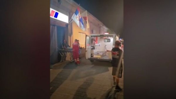 ОДВЕЛА ГА ХИТНА: Повређен један од грађана који су бранили просторије СНС-а у Бачкој Паланци (ВИДЕО) ОДВЕЛА ГА ХИТНА: Повређен један од грађана који су бранили просторије СНС-а у Бачкој Паланци (ВИДЕО)