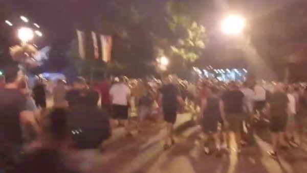 НОЋ ЛУДИЛА У ВРБАСУ: Блокадери наоружани моткама провоцирају полицију! (ВИДЕО)