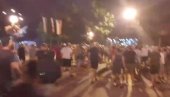 NOĆ LUDILA U VRBASU: Blokaderi naoružani motkama provociraju policiju! (VIDEO) NOĆ LUDILA U VRBASU: Blokaderi naoružani motkama provociraju policiju! (VIDEO)