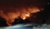 БУКТИ ПОЖАР У СЕЛУ БЕЗЈОВО У КУЧИМА: Ватра све ближе кућама (ВИДЕО)