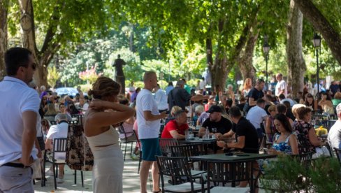 REKORDNO TOPLE NOĆI U TREBINJU: Temperatura ne pada ispod 27 stepeni REKORDNO TOPLE NOĆI U TREBINJU: Temperatura ne pada ispod 27 stepeni