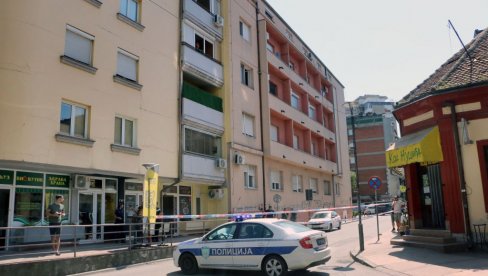 СКОЧИО СА ТЕРАСЕ ПЕТОГ СПРАТА ЗГРАДЕ У ЦЕНТРУ СМЕДЕРЕВА: Мушкарац стар 34 године преминуо од задобијених повреда СКОЧИО СА ТЕРАСЕ ПЕТОГ СПРАТА ЗГРАДЕ У ЦЕНТРУ СМЕДЕРЕВА: Мушкарац стар 34 године преминуо од задобијених повреда