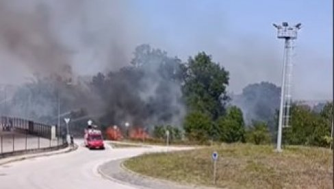 БУКТИ ПОЖАР У КРАГУЈЕВЦУ! Ватра прети да захвати халу Фиатовог компоненташа (ВИДЕО) БУКТИ ПОЖАР У КРАГУЈЕВЦУ! Ватра прети да захвати халу Фиатовог компоненташа (ВИДЕО)
