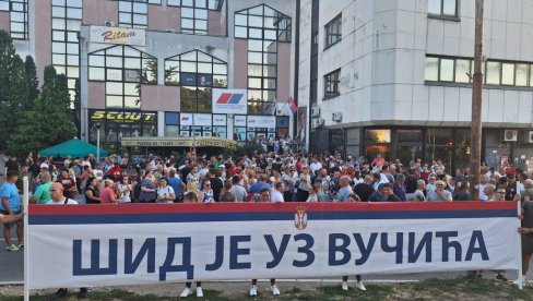 ACO SRBINE! Ogromna podrška - Veliki broj ljudi pred prpostorijama SNS-a u Šidu ACO SRBINE! Ogromna podrška - Veliki broj ljudi pred prpostorijama SNS-a u Šidu