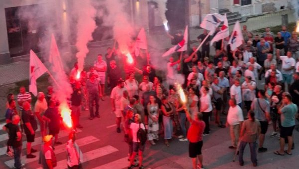 УЗ ПЕСМУ БАЈЕ МАЛОГ КНИНЏЕ: Овако народ у Бачу брани своје домове од усташа и блокадера (ВИДЕО) УЗ ПЕСМУ БАЈЕ МАЛОГ КНИНЏЕ: Овако народ у Бачу брани своје домове од усташа и блокадера (ВИДЕО)