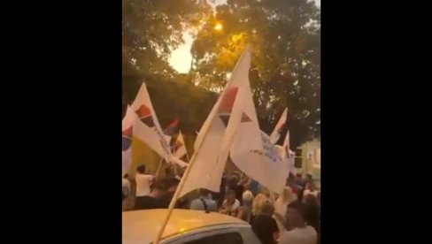 РУМА ПРОТИВ УСТАША И БЛОКАДЕРА: Грађани послали јасну поруку - спремни да бране своје домове од насилника РУМА ПРОТИВ УСТАША И БЛОКАДЕРА: Грађани послали јасну поруку - спремни да бране своје домове од насилника