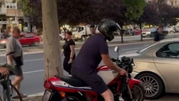 СЛИКА И ПРИЛИКА БЛОКАДЕРА: Псује мајку пристојним грађанима и провоцира (ВИДЕО) СЛИКА И ПРИЛИКА БЛОКАДЕРА: Псује мајку пристојним грађанима и провоцира (ВИДЕО)