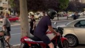 SLIKA I PRILIKA BLOKADERA: Psuje majku pristojnim građanima i provocira (VIDEO) SLIKA I PRILIKA BLOKADERA: Psuje majku pristojnim građanima i provocira (VIDEO)