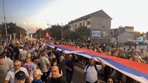 KIKINDA JE USTALA PROTIV BLOKADERA: Građani razvili trobojku - ovako se brane boje Srbije (FOTO) KIKINDA JE USTALA PROTIV BLOKADERA: Građani razvili trobojku - ovako se brane boje Srbije (FOTO)