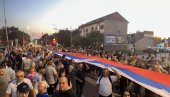 КИКИНДА ЈЕ УСТАЛА ПРОТИВ БЛОКАДЕРА: Грађани развили тробојку - овако се бране боје Србије (ФОТО) КИКИНДА ЈЕ УСТАЛА ПРОТИВ БЛОКАДЕРА: Грађани развили тробојку - овако се бране боје Србије (ФОТО)