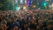 BRANE SVOJE PROSTORIJE: Naprednjaci se okupili na Savskom vencu (VIDEO) BRANE SVOJE PROSTORIJE: Naprednjaci se okupili na Savskom vencu (VIDEO)