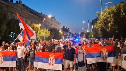 ПАТРИОТЕ У ЗРЕЊАНИНУ ИЗАШЛЕ ДА БРАНЕ ДРЖАВУ: Не дају Србију усташама и блокадерима (ВИДЕО) ПАТРИОТЕ У ЗРЕЊАНИНУ ИЗАШЛЕ ДА БРАНЕ ДРЖАВУ: Не дају Србију усташама и блокадерима (ВИДЕО)
