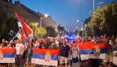PATRIOTE U ZRENJANINU IZAŠLE DA BRANE DRŽAVU: Ne daju Srbiju ustašama i blokaderima (VIDEO) PATRIOTE U ZRENJANINU IZAŠLE DA BRANE DRŽAVU: Ne daju Srbiju ustašama i blokaderima (VIDEO)