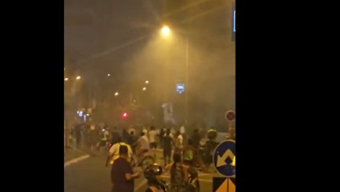 НАПАДНУТЕ ПРИСТАЛИЦЕ СНС У НОВОМ САДУ: Блокадери ескстремисти кренули са насиљем (ВИДЕО) НАПАДНУТЕ ПРИСТАЛИЦЕ СНС У НОВОМ САДУ: Блокадери ескстремисти кренули са насиљем (ВИДЕО)