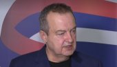 POVREĐEN JEDAN POLICIJSKI SLUŽBENIK Ministar Dačić: U Novom Sadu je došlo do napada na građane od strane blokadera POVREĐEN JEDAN POLICIJSKI SLUŽBENIK Ministar Dačić: U Novom Sadu je došlo do napada na građane od strane blokadera