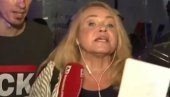 (UZNEMIRUJUĆI VIDEO) Blokaderi pogodili Branku Lazić kamenom u glavu