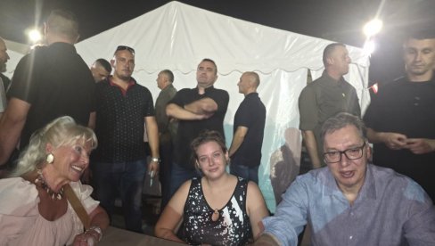 ВУЧИЋ ПЕШАКА ДОШАО У ЋАЦИЛЕНД: У тренутку кад блокадери најављују напад, председник са народом