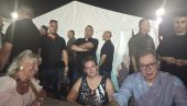 ВУЧИЋ ПЕШАКА ДОШАО У ЋАЦИЛЕНД: У тренутку кад блокадери најављују напад, председник са народом