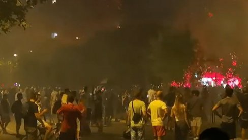ЈЕЗИВО: Блокадери са моткама и пиротехником у напад на народ (ВИДЕО) ЈЕЗИВО: Блокадери са моткама и пиротехником у напад на народ (ВИДЕО)