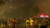 ЈЕЗИВО: Блокадери са моткама и камењем гађају народ и полицију (ВИДЕО) ЈЕЗИВО: Блокадери са моткама и камењем гађају народ и полицију (ВИДЕО)