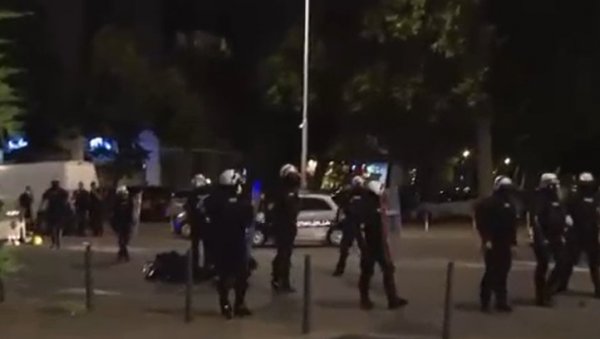 БЛОКАДЕРИ ИЗВРШИЛИ ТЕРОРИСТИЧКИ НАПАД НА ПОЛИЦИЈУ НА НОВОМ БЕОГРАДУ (ВИДЕО)