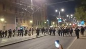 БЛОКАДЕРСКЕ УСТАШЕ БЕЖЕ ОД ПОЛИЦИЈЕ: Снимак из Немањине (ВИДЕО)
