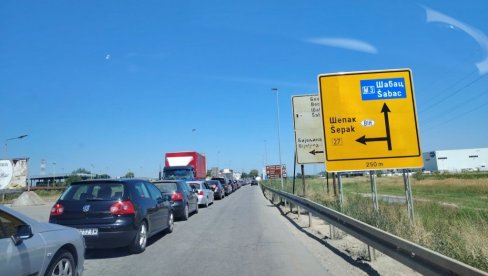 ЧЕКАЊЕ И ДО САТ И ПО: Готово невиђена гужва на граничном прелазу Трбушница код Лознице (ФОТО) ЧЕКАЊЕ И ДО САТ И ПО: Готово невиђена гужва на граничном прелазу Трбушница код Лознице (ФОТО)