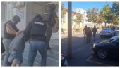 УХАПШЕН БЛОКАДЕР-НАСИЛНИК У БЕОГРАДУ: Каменицама гађао полицију код Правног (ВИДЕО)