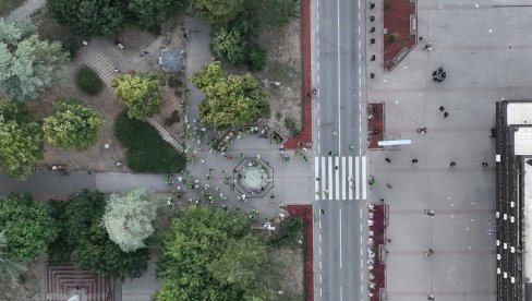 БЛОКАДЕРИ НАЈАВЉИВАЛИ НАЈВЕЋИ СКУП У ВРБАСУ, А СКУПИЛО ИХ СЕ 139: Пет пута више напредњака чува просторије СНС у том месту БЛОКАДЕРИ НАЈАВЉИВАЛИ НАЈВЕЋИ СКУП У ВРБАСУ, А СКУПИЛО ИХ СЕ 139: Пет пута више напредњака чува просторије СНС у том месту