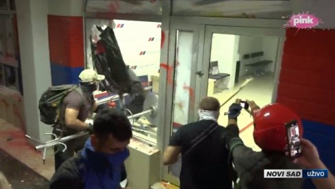 BACILI I DIMNE BOMBE: Pogledajte - Blokaderi teroristi razbijaju izlog SNS u Novom Sadu (FOTO)