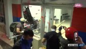 BACILI I DIMNE BOMBE: Blokaderi teroristi demoliraju prostorije SNS u Novom Sadu - kradu nameštaj, gađaju jajima, lome