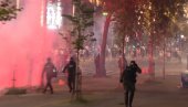 БЛОКАДЕРИ НАПАЛИ ПОЛИЦИЈУ: Гађали их бакљама испред Генерлаштаба БЛОКАДЕРИ НАПАЛИ ПОЛИЦИЈУ: Гађали их бакљама испред Генерлаштаба