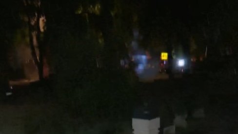 БЛОКАДЕРИ ПРАВЕ ХАОС НА НОВОМ БЕОГРАДУ: Пиротехничким средствима напали полицију код просторија СНС