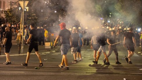 HRVAT, SLOVENAC I ITALIJAN TUKLI SRPSKE POLICAJCE: Evo ko su strani državljani uhapšeni u nasilnim blokaderskim protestima