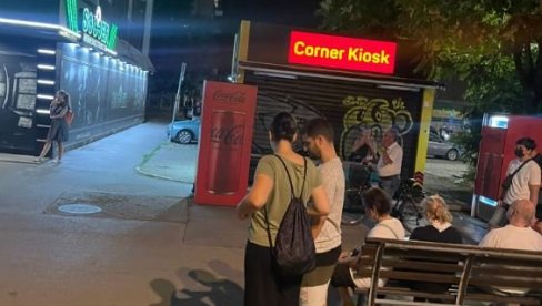ПАЈСЕРИ И ЧЕКИЋИ ЗА БЛОКАДЕРЕ: На овом месту у Новом Саду им је дељено оружје (ФОТО) ПАЈСЕРИ И ЧЕКИЋИ ЗА БЛОКАДЕРЕ: На овом месту у Новом Саду им је дељено оружје (ФОТО)