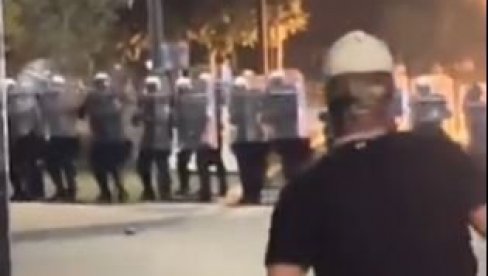 БЛОКАДЕРИ ЗАСИПАЈУ ПОЛИЦИЈУ СТАКЛЕНИМ ФЛАШАМА: Нови снимак бруталног насиља према органима реда (ВИДЕО) БЛОКАДЕРИ ЗАСИПАЈУ ПОЛИЦИЈУ СТАКЛЕНИМ ФЛАШАМА: Нови снимак бруталног насиља према органима реда (ВИДЕО)