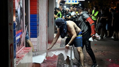 NOVINAR DOJČE VELE: Blokaderi pišaju po opoziciji (FOTO)