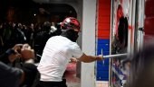 БЛОКАДЕРИ КРЕНУЛИ У БОЈ Полиција им одузела реквизите: Носили шлемове, заштитне напчаре... БЛОКАДЕРИ КРЕНУЛИ У БОЈ Полиција им одузела реквизите: Носили шлемове, заштитне напчаре...