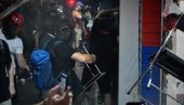 ОКУПИЛИ СЕ БЛОКАДЕРИ СИЛЕЏИЈЕ - НОСЕ ПАЈСЕРЕ: Спремни да опет спроводе најгоре насиље