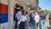 ORI SE PESMA U NOVOM SADU: Građani počeli sa čišćenjem uništenih prostorija stranke - prkosno pevaju dok čiste (FOTO)